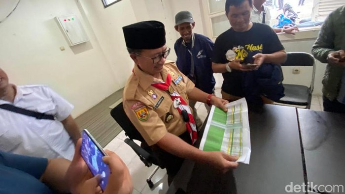 Bupati Cianjur saat membuka data korban meninggal dunia akibat gempa