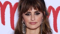Senyum Penelope Cruz kepada fotografer yang menjepretnya.Foto: Getty Images/Pascal Le Segretain