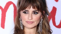Wajah Penelope Cruz terlihat awet muda tanpa ada keriputan sama sekali. Foto: Getty Images/Pascal Le Segretain