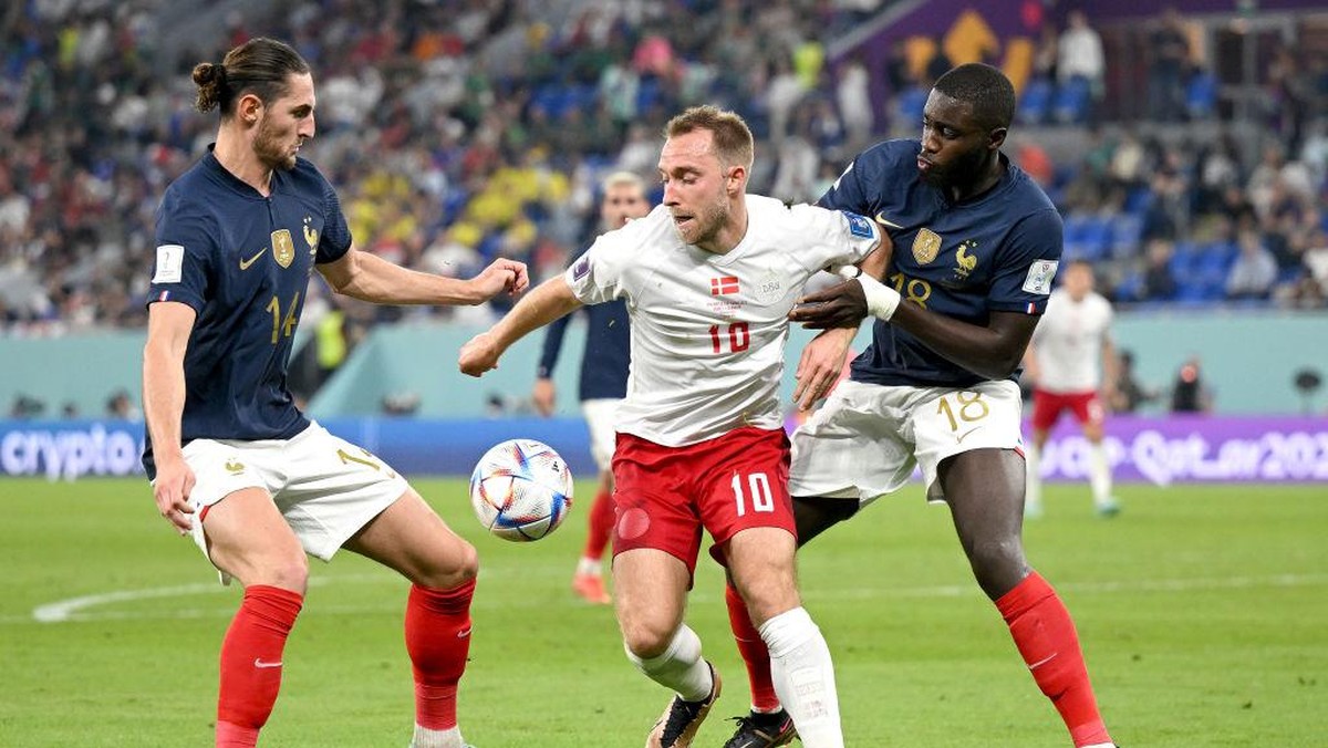 Rabiot (kiri) dan Upamecano (kanan) saat Prancis bertanding melawan Denmark di fase grup. Foto: Getty Images/Clive Mason