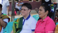 Setiap hari sebelum pagi menyapa, Agnes sudah menyalakan kendaraan pickup tuanya untuk mengantar anak panti ke sekolah dan menjemput anak-anak desa untuk belajar di yayasannya. Sekian tahun berjalan, murid semakin bertambah, Agnes tak lagi dapat menampung namun tetap ingin melayani, pun demikian dengan mobil yang kian usang. Berbagai upaya dilakukan termasuk doa tak henti mohon adanya perubahan di 2019 agar dedikasi untuk melayani bisa terus dilanjutkan.  