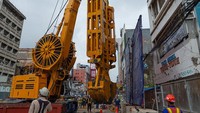 Ukuran mesin yang sangat besar membuat penampakannya menyerupai robot transformer; tokoh fiksi di film. Nantinya akan ada sekitar 134 panel dinding yang akan dibangun hingga kedalaman 30 meter. Satu panel memiliki panjang hingga enam meter dengan ketebalan mencapai 1,2—1,5 meter. Foto: Dok. MRT JakartaFoto: Dok. MRT Jakarta