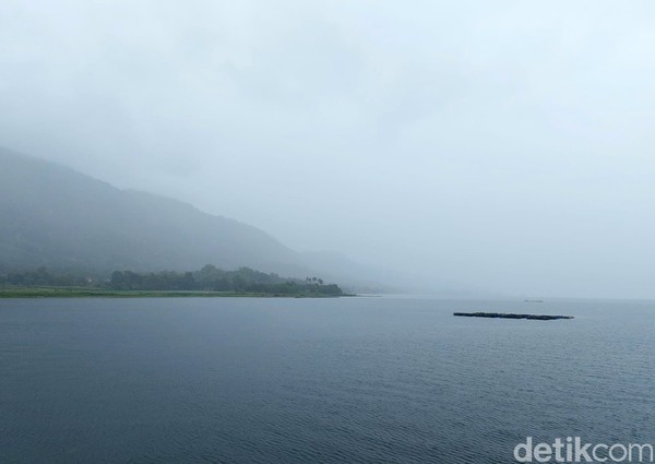 Berkunjung di musim hujan, pemandangan seperti inilah yang kamu saksikan saat menyeberang ke Pulau Samosir.
