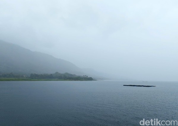 Berkunjung di musim hujan, pemandangan seperti inilah yang kamu saksikan saat menyeberang ke Pulau Samosir. Berkunjung di musim hujan, pemandangan seperti inilah yang kamu saksikan saat menyeberang ke Pulau Samosir.