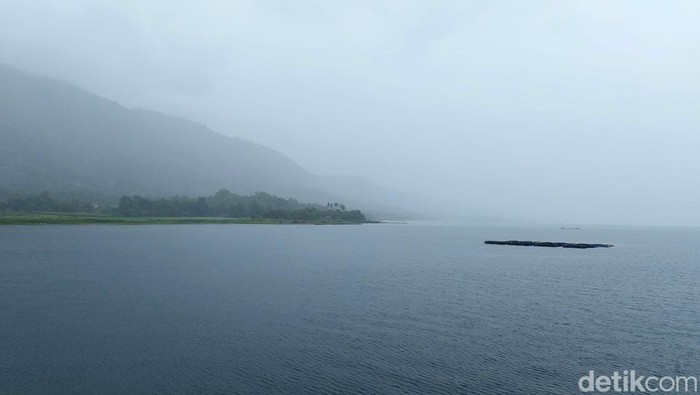 Danau Toba berkabut di musim hujan