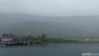 Hijaunya hutan di Samosir tertutup kabut.