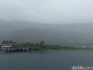 Magis Danau Toba Kala Kabut Mulai Menghilang