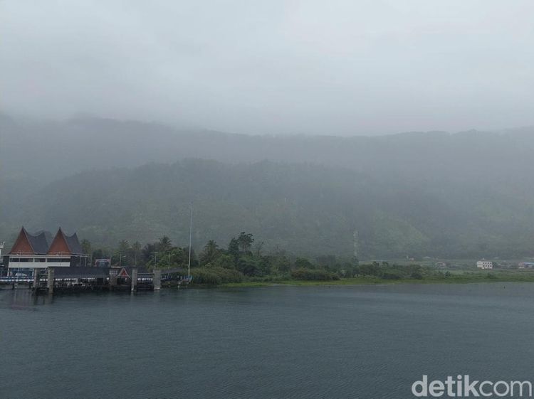 Magis Danau Toba Kala Kabut Mulai Menghilang