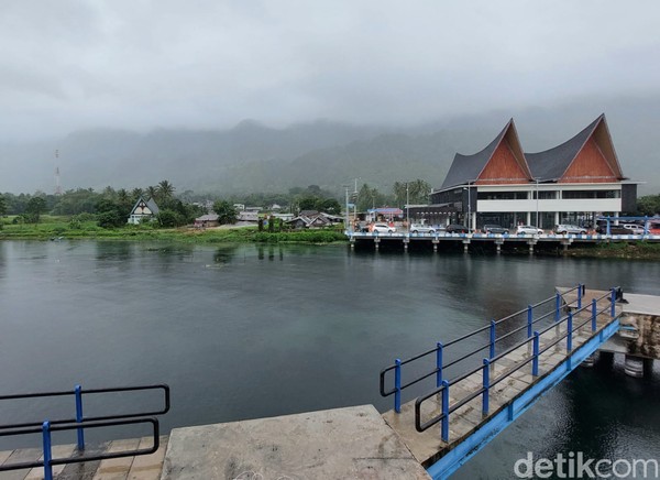 Saat kami akan meninggalkan Samosir, hujan mulai reda dan hijaunya hutan di Samosir mulai menampakan diri. Terhiburlah hati kami bisa menikmati kabut yang mulai perlahan menipis. Saat kami akan meninggalkan Samosir, hujan mulai reda dan hijaunya hutan di Samosir mulai menampakan diri. Terhiburlah hati kami bisa menikmati kabut yang mulai perlahan menipis.