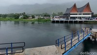 Saat kami akan meninggalkan Samosir, hujan mulai reda dan hijaunya hutan di Samosir mulai menampakan diri. Terhiburlah hati kami bisa menikmati kabut yang mulai perlahan menipis.