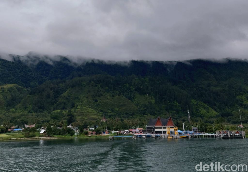 Danau Toba berkabut di musim hujan