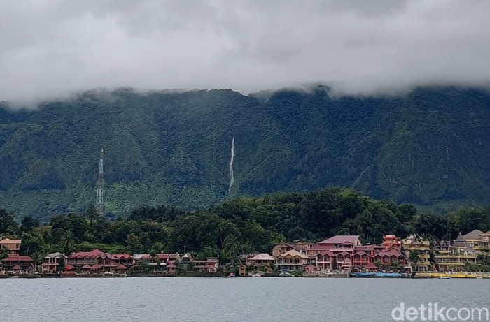 Danau Toba berkabut di musim hujan