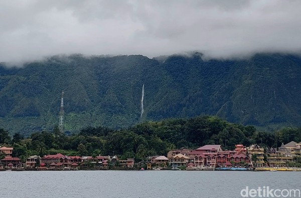 Jika kamu datang di musim hujan, seperti penghujung tahun, kamu akan menikmati Danau Toba yang diselimuti kabut dalam waktu yang lama. Jika hujan berhenti, perlahan kabut mulai pergi. Di saat itulah seolah tirai dibuka, perlahan hijaunya Samosir pun muncul. Jika kamu datang di musim hujan, seperti penghujung tahun, kamu akan menikmati Danau Toba yang diselimuti kabut dalam waktu yang lama. Jika hujan berhenti, perlahan kabut mulai pergi. Di saat itulah seolah tirai dibuka, perlahan hijaunya Samosir pun muncul.