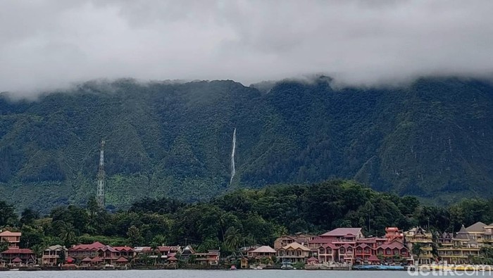 Danau Toba berkabut di musim hujan