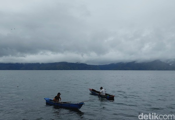 Danau Toba adalah danau tekto-vulkanik terbesar di Indonesia dan Asia Tenggara. Danau ini memiliki panjang 100 kilometer dan lebar 30 kilometer yang terletak di Provinsi Sumatera Utara, Indonesia. Danau Toba adalah danau tekto-vulkanik terbesar di Indonesia dan Asia Tenggara. Danau ini memiliki panjang 100 kilometer dan lebar 30 kilometer yang terletak di Provinsi Sumatera Utara, Indonesia.
