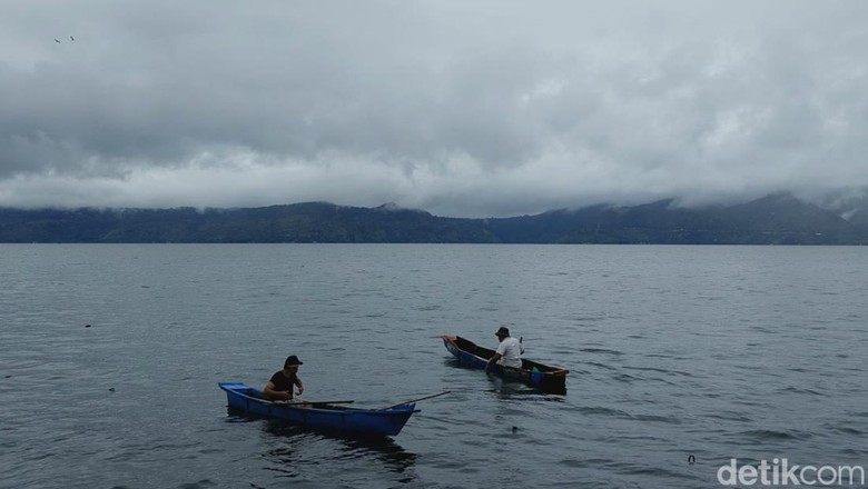 Danau Toba berkabut di musim hujan Danau Toba berkabut di musim hujan