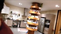 Uniknya lagi, di dapur Paula Verhoeven terdapat rak buku yang berbentuk melingkar. Rak buku tersebut ada di bagian tengah dapur. Foto: YouTube Baim Paula