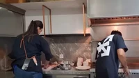 Meskipun tidak begitu luas, tetapi dapur milik Paula Verhoeven ini sangat rapi. Terlihat dari penataan furniture, alat masak hingga alat makan. Foto: YouTube Baim Paula