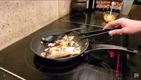 Untuk alat masak, Paula Verhoeven memiliki berbagai jenis untuk kebutuhan memasaknya. Ia menggunakan kompor listrik dan wajan anti lengket. Foto: YouTube Baim Paula