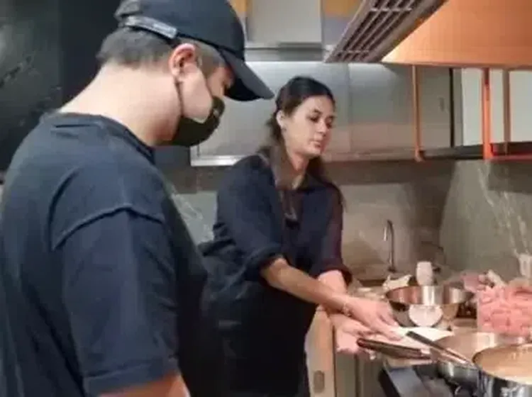 Potret Dapur Paula Verhoeven yang Unik, Ada Rak Bukunya