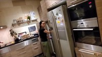Untuk peralatan lainnya, dapur Paula dilengkapi dengan kulkas dan oven. Kulkasnya berukuran besar biasa dipakai untuk menyimpan bahan masakan dan makanan. Foto: YouTube Baim Paula