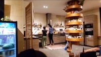 Dapurnya bergaya minimalis dengan desain yang modern. Selain itu, desainnya juga didominasi dengan nuansa kayu sehingga terkesan hangat. Foto: YouTube Baim Paula