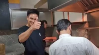 Tak hanya Paula saja yang memasak, terkadang sang suami Baim Wong pun ikut membantu memasak bersama. Foto: YouTube Baim Paula