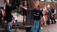 Ada dua pilihan untuk pengunjung, apakah ingin pertunjukan langsung dengan pemusiknya atau menggunakan MP3 saja. Dan yang menggunakan MP3 harganya Rp 100 ribu perombongan.