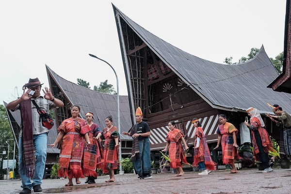 Wisata ke Samosir, salah satu atraksi wisata yan bisa kamu temukan adalah tarian Tor-tor di Desa Wisata Tomok. Jangan hanya melihat, tapi ikut menarik jugalah di sana lengkap dengan pakaian Bataknya. Wisata ke Samosir, salah satu atraksi wisata yan bisa kamu temukan adalah tarian Tor-tor di Desa Wisata Tomok. Jangan hanya melihat, tapi ikut menarik jugalah di sana lengkap dengan pakaian Bataknya.