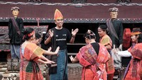 Nah, jadi saat traveler datang ke Desa Wisata Tomok nanti akan ditanya oleh pemandu, apakah ingin melihat-lihat saja atau ingin menikmati Tarian Tor-tor. Untuk harganya mulai Rp 100 ribu.