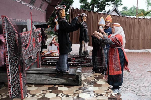 Para pengunjung yang menari, bisa menyalipkan saweran ke kantong Patung Sigale-gale. Sumbangan inilah yang diharapkan pelaku wisata di sana. Tak ada batasan nominal kok.
