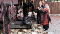 Para pengunjung yang menari, bisa menyalipkan saweran ke kantong Patung Sigale-gale. Sumbangan inilah yang diharapkan pelaku wisata di sana. Tak ada batasan nominal kok.