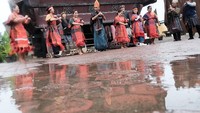 Walau hujan, tak menghambat semangat para pengunjung untuk menari.