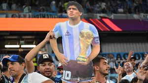 Diego Maradona Dampingi Timnas Argentina dari Tribun
