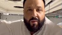 Dalam video yang diunggah DJ Khaled, dirinya berdiri memandangi Kabah sebelum tawaf. Foto: dok. Instagram DJ Khaled