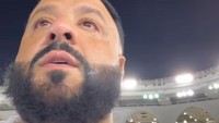Mata DJ Khaled berkaca-kaca memandangi bangunan megah yang menjadi kiblat umat Islam di seluruh dunia. Foto: dok. Instagram DJ Khaled