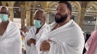 DJ Khaled sangat emosional dan membuka maskernya untuk mengikuti tarbiyah yang dilafalkan oleh pemandunya. Foto: dok. Instagram DJ Khaled