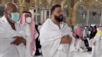DJ Khaled mengaku menangis bahagia di depan Kabah. Foto: dok. Instagram DJ Khaled