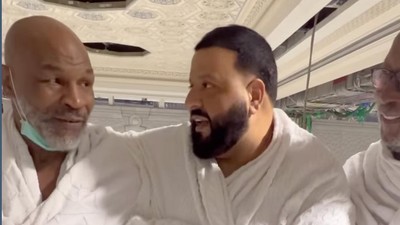 Potret DJ Khaled Berlinang Air Mata Umrah Bareng Mike Tyson