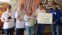 Direktur Utama Artajasa M. Ma’ruf didampingi Direktur Keuangan & Layanan Korporasi Siti Hidayati, Direktur Bisnis Heru Perwito dan Direktur IT & Operasional Teddy Sis Herdianto, menyerahkan bantuan secara simbolis di daerah wisata Rammang-Rammang, Desa Salenrang, Kabupaten Maros, Provinsi Sulawesi Selatan, Rabu (14/12/2022).
