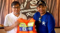 Bantuan itu berupa 15 unit alat memasak bagi pelaku UMKM, 100 unit rompi pelampung dan 115 kaos serta topi bagi pengemudi perahu, yang diserahkan langsung kepada Kepala Desa Salenrang, Baso, di daerah wisata Rammang-Rammang, Desa Salenrang, Kabupaten Maros, Sulawesi Selatan.