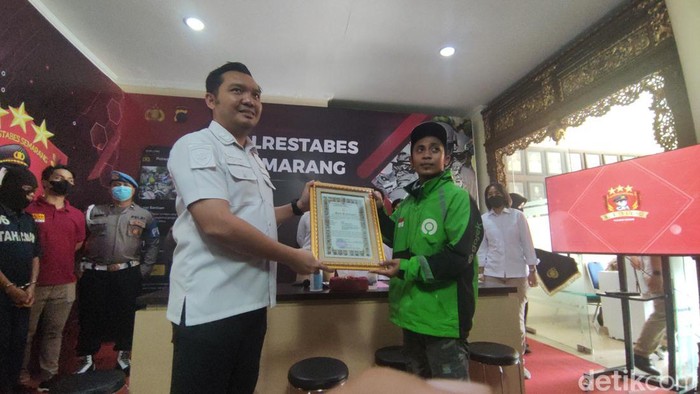 Driver ojek online yang membantu menangkap pelaku begal payudara di Semarang mendapatkan penghargaan dari Polrestabes Semarang, Rabu (14/12/2022).