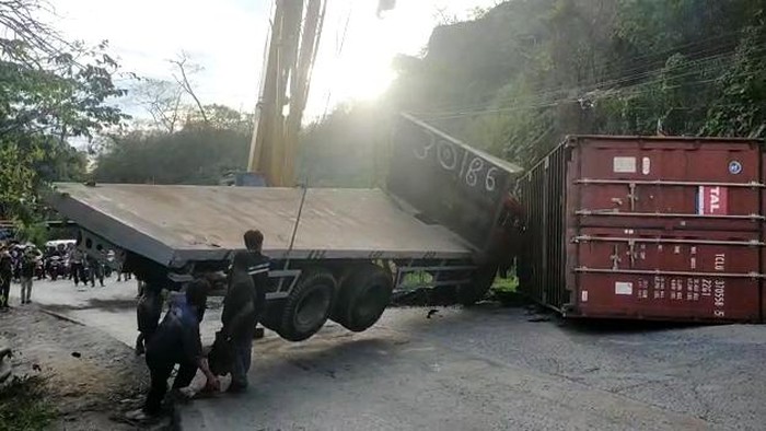 Dua truk yang terlibat kecelakaan dievakuasi. (Foto: Istimewa)