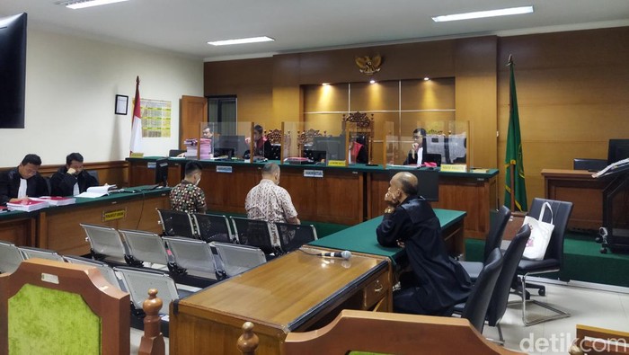 Eks Kadis Lingkungan Hidup Cilegon, Ujang Iing, divonis 4 tahun penjara atas korupsi pembangunan depo sampah di Kecamatan Purwakarta tahun anggaran 2019. (Aris Rivaldo/detikcom)