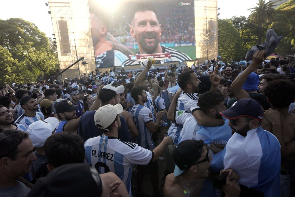 Fans Argentina merayakan kemenangan setelah pertandingan di Obelisk saat Argentina melaju ke final. (AP/Rodrigo Abd)