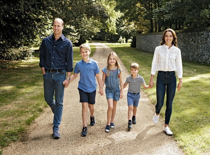 Pangeran William dan Putri Kate BOSTON, MASSACHUSETTS - DECEMBER 01: Prince William, Prince of Wales and Catherine, Princess of Wales visit east Boston to see the changing face of Boston’s shoreline as the city contends with rising sea levels on December 01, 2022 in Boston, Massachusetts. The Prince and Princess of Wales are visiting the coastal city of Boston to attend the second annual Earthshot Prize Awards Ceremony, an event which celebrates those whose work is helping to repair the planet. During their trip, which will last for three days, the royal couple will learn about the environmental challenges Boston faces as well as meeting those who are combating the effects of climate change in the area. (Photo by Chris Jackson/Getty Images)
