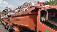 Menurut petugas, proses bongkar muat sampah terhambat dan terkendala akibat akses jalan yang tertutup longsoran sampah pada Sabtu(10/12) kemarin dan saat ini sedang dalam proses pengangkutan menggunakan alat berat untuk membersihkan longsoran sampah.