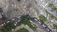 Foto udara sejumlah truk pengangkut sampai parkir dalam antrean bongkar muat sampah di Tempat Pembuangan Akhir (TPA) Burangkeng, Kabupaten Bekasi, Jawa Barat, Rabu (14/12/2022).   