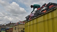 Sejumlah truk pengangkut sampai parkir dalam antrean bongkar muat sampah di Tempat Pembuangan Akhir (TPA) Burangkeng.
