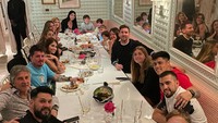 Memboyong keluarga besarnya, Lionel Messi tak pernah melewatkan waktu bersama keluarga. Dirinya bahkan sengaja memesan ruangan restoran VIP untuk makan bersama keluarga besar. Foto: Instagram/leomessi